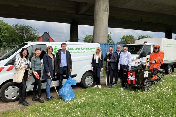 Gemeinsam im Einsatz gegen Müll: Vertreter*innen der Stadtverwaltung