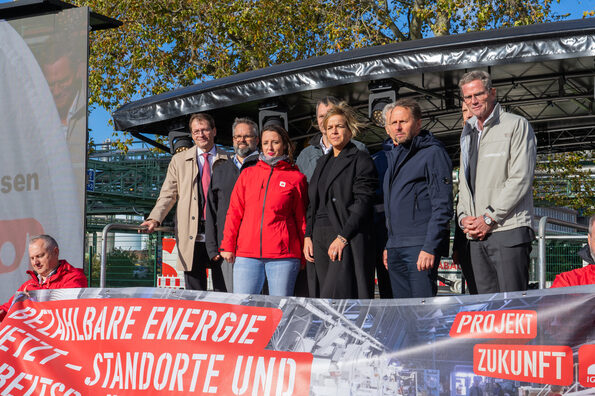 Rednerinnen und Redner der Kundgebung auf der Bühne