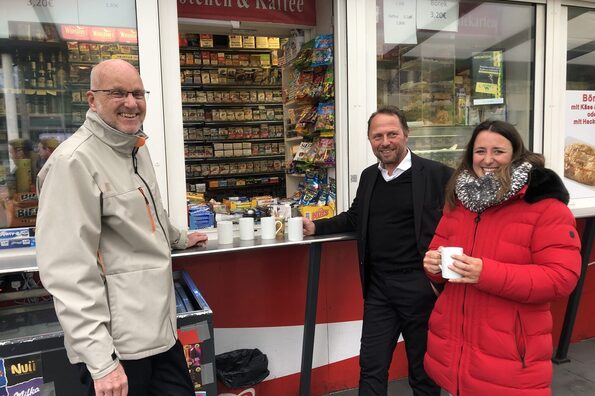 Pressegespräch am Kiosk vor Ort im Chempark