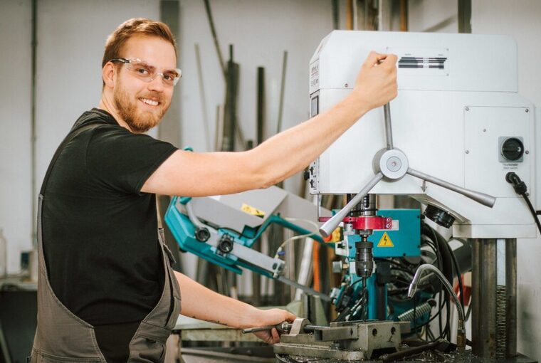 Person arbeitet an einer Maschine