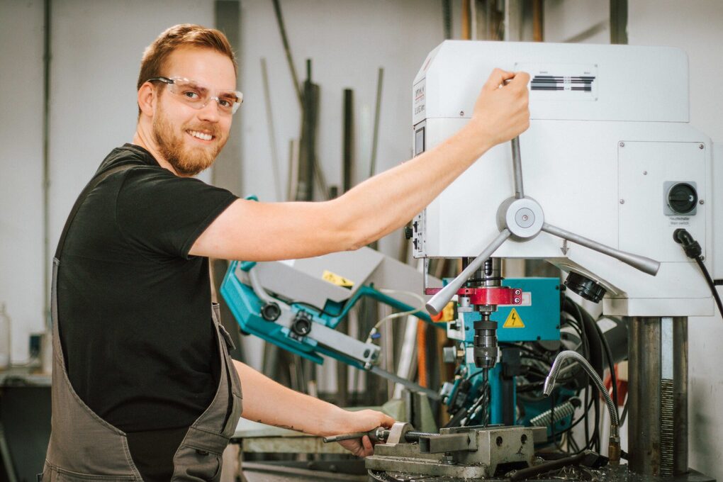 Person arbeitet an einer Maschine