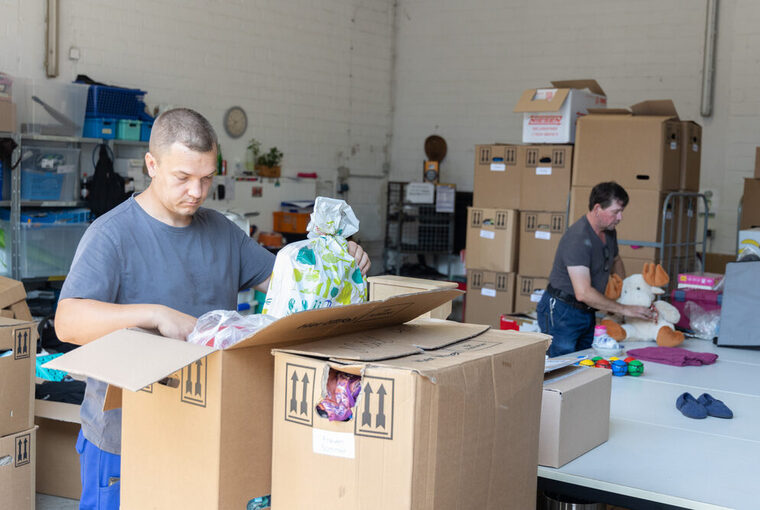 Helfende packen Sachspenden aus