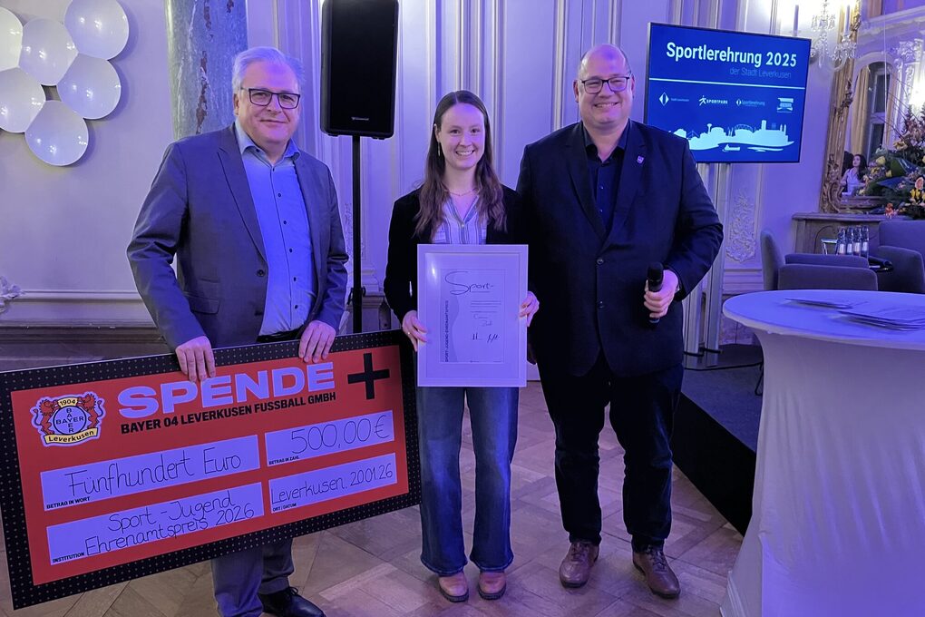 Sportdezernent Marc Adomat (v.l.) Preisträgerin 2026 Corinna Zeeb und Oberbürgermeister Stefan Hebbel bei der Verleihung in Schloss Morsbroich
