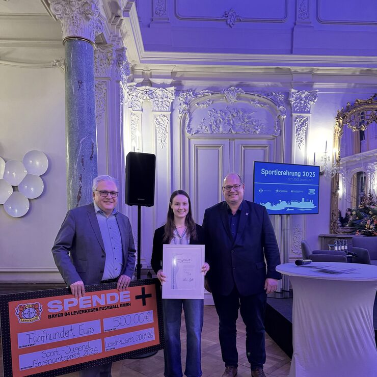 Sportdezernent Marc Adomat (v.l.) Preisträgerin 2026 Corinna Zeeb und Oberbürgermeister Stefan Hebbel bei der Verleihung in Schloss Morsbroich