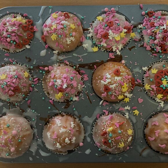 Bunte Muffins aus einer gemeinsamen Backaktion