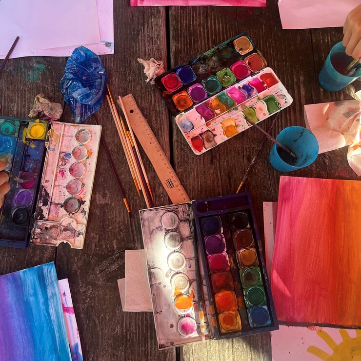 Kreativ werden mit Farben und Pinsel