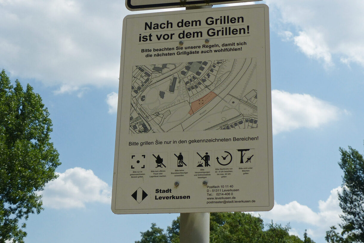 Hinweisschild auf einer Grillfläche