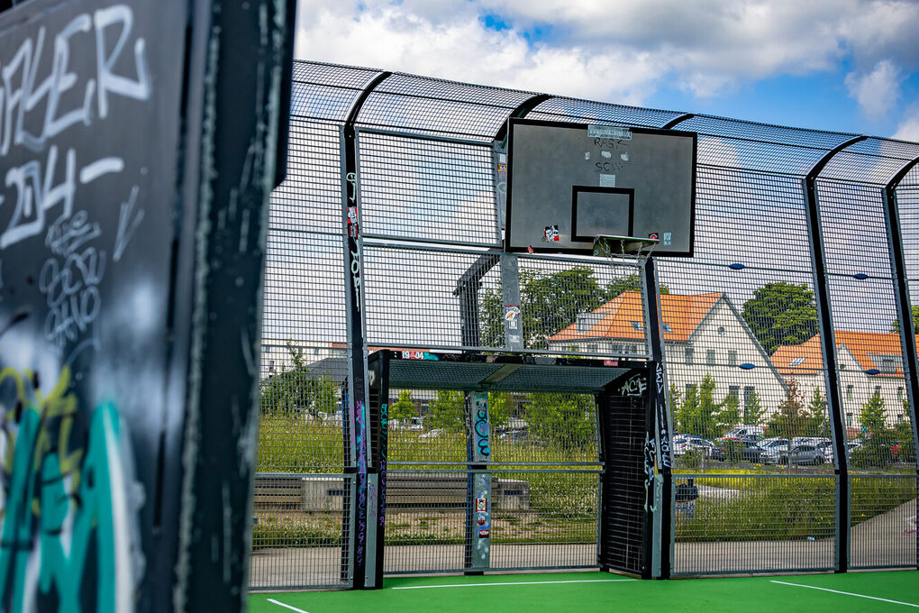 Basketballplatz und Graffiti