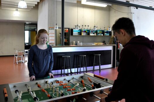 Jugendliche am Tischkicker