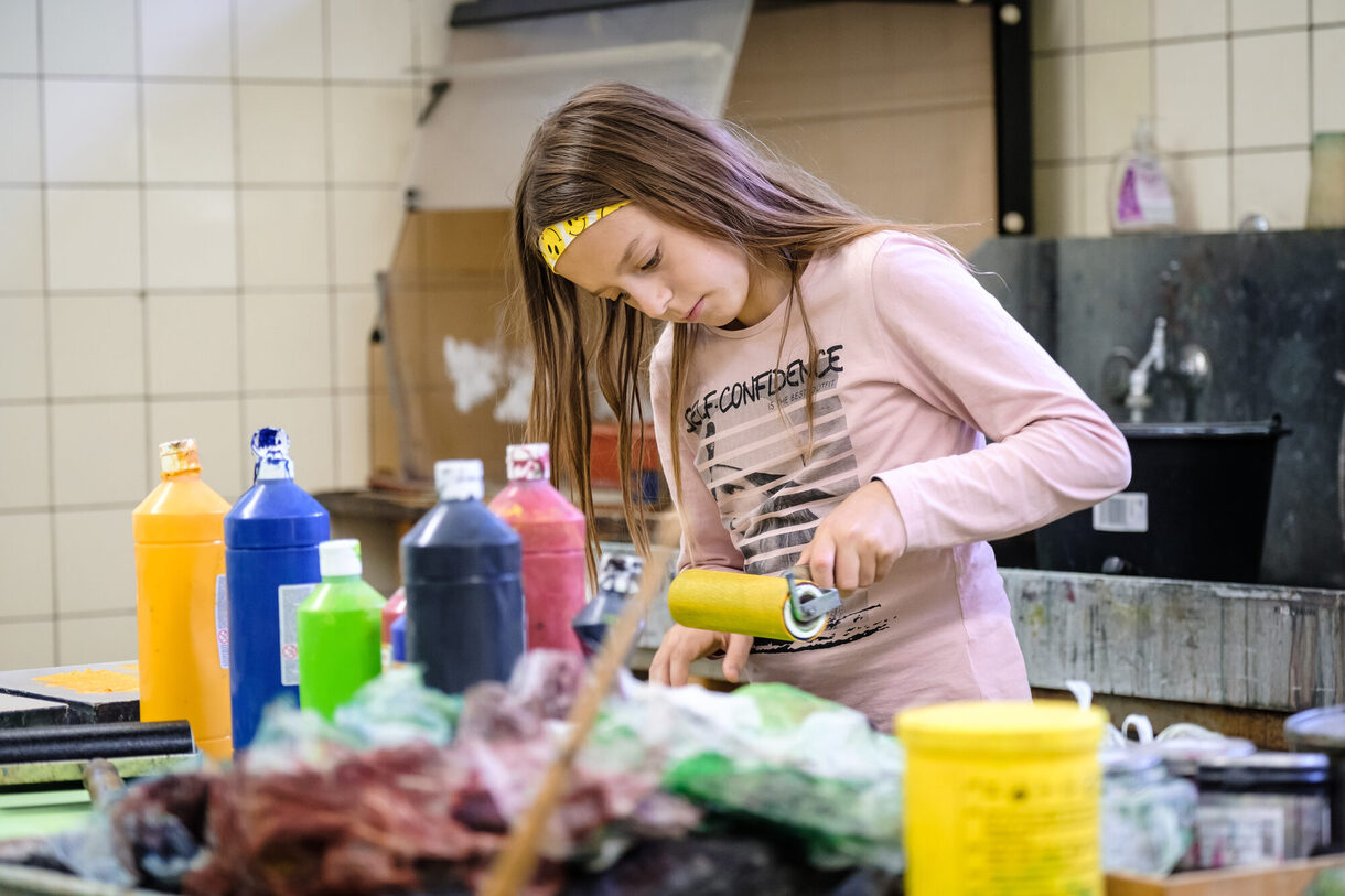 Kind beim malen in den Jugendkunstgruppen