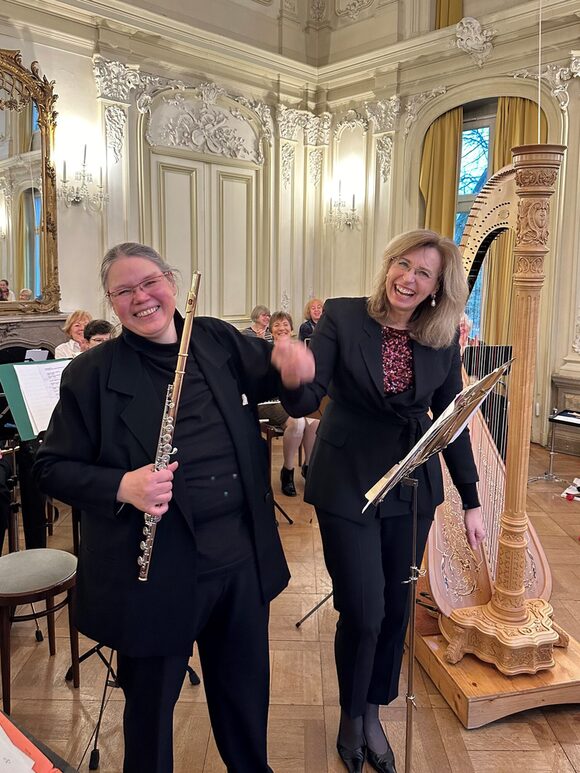 Musizieren bei der VHS: Zwei Frauen mit Harfe und Klarinette