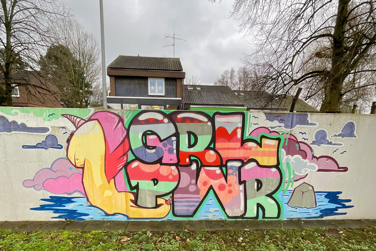 Graffiti an einer Wand am MaBuKa mit dem Schriftzug "GRL PWR"
