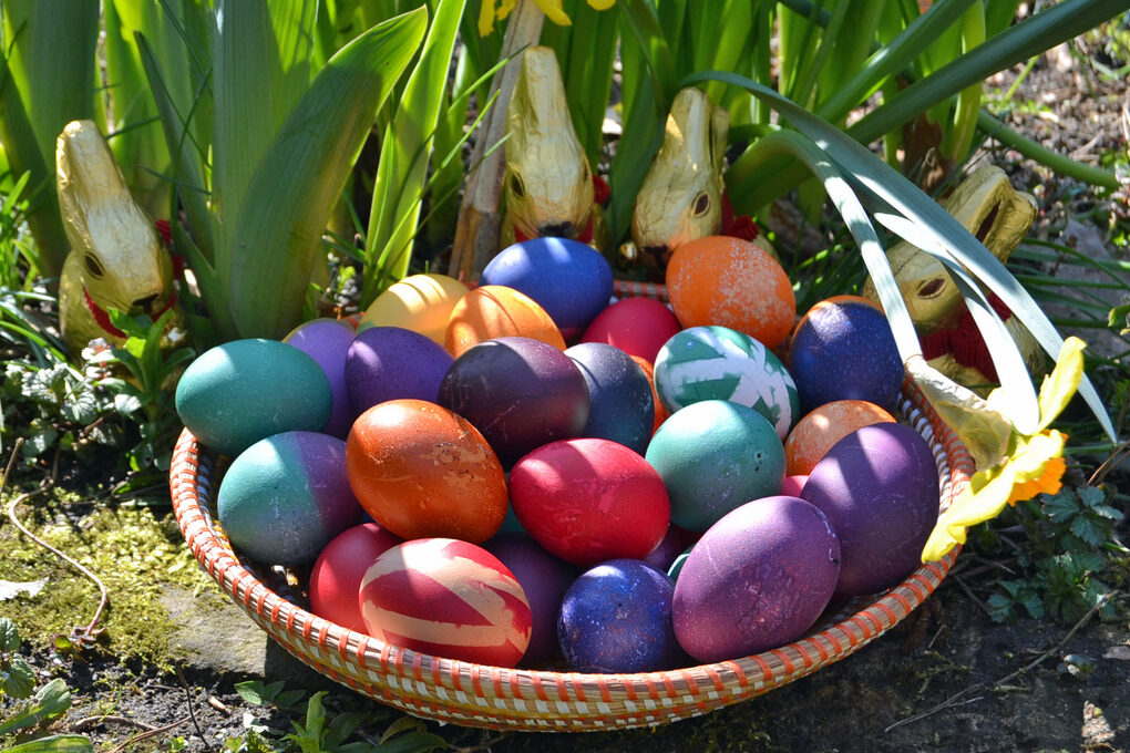 Osterkorb mit bunten Eiern