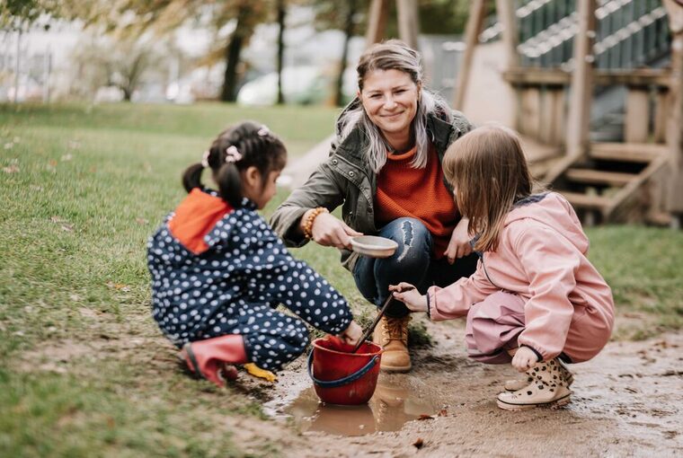 Frau auf einem Spielplatz