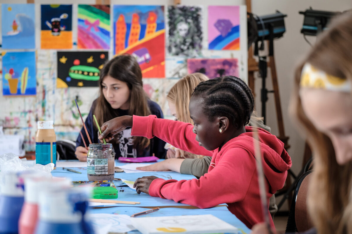 Kinder basteln bei den Jugenkunstgruppen