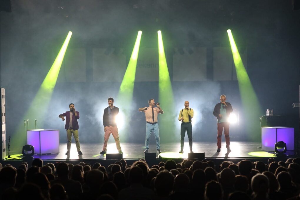 Band auf der Bühne mit Beleuchtung