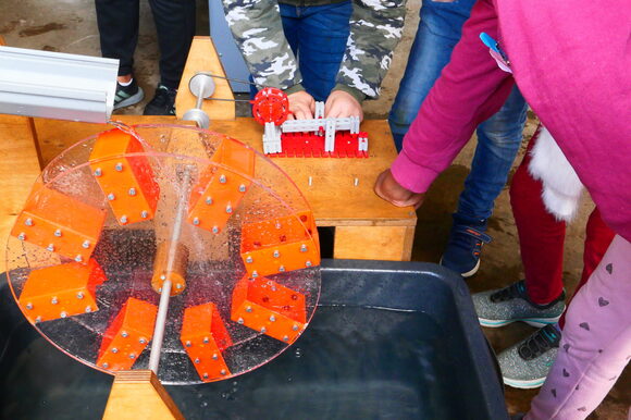 Kinder benutzen die interaktiven Mitmachangebote im Sensenhammer