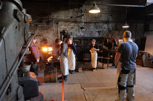Eine Schmiedevorführung im Sensenhammer