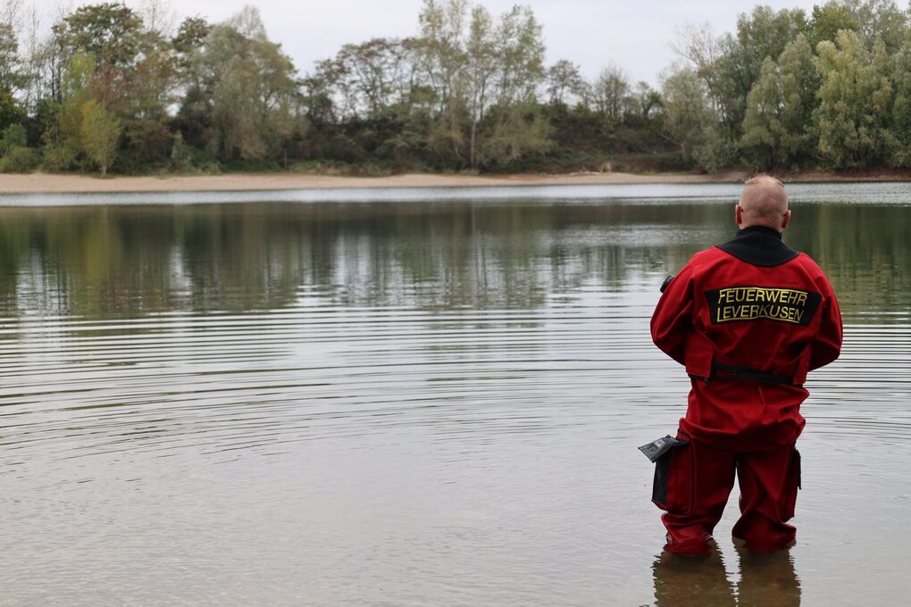 Feuerwehrtaucher im See