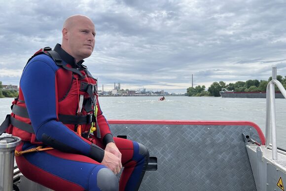 Strömungsretter der Feuerwehr auf dem Rhein