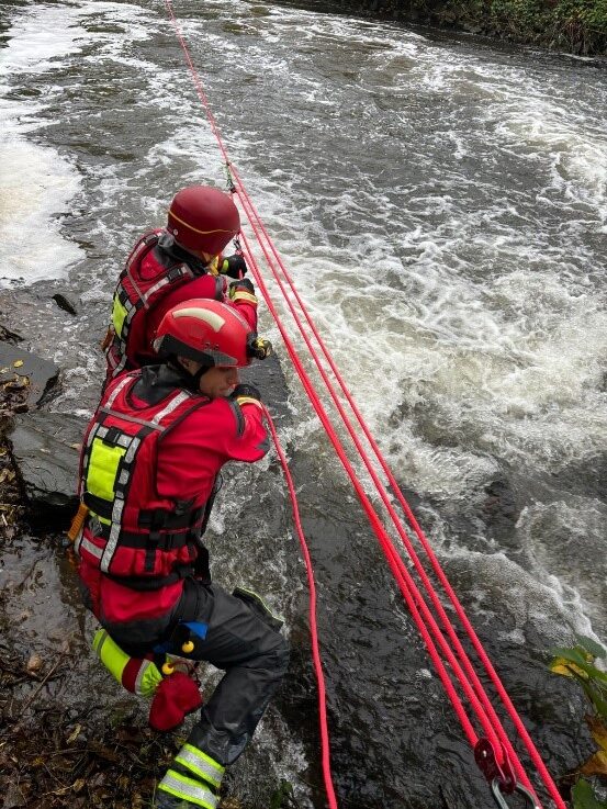 Strömungsretter der Feuerwehr Leverkusen bei einer Übung