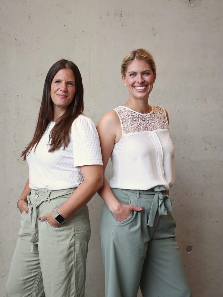 zwei Mitarbeiterinnen der Feuerwehr Leverkusen