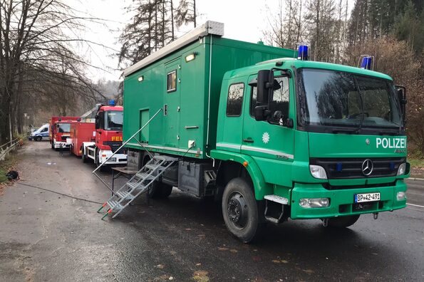 Fahrzeuge bei gemeinsamer Tauchübung von Polizei und Feuerwehr