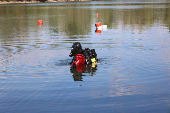 Feuerwehrtaucher im See