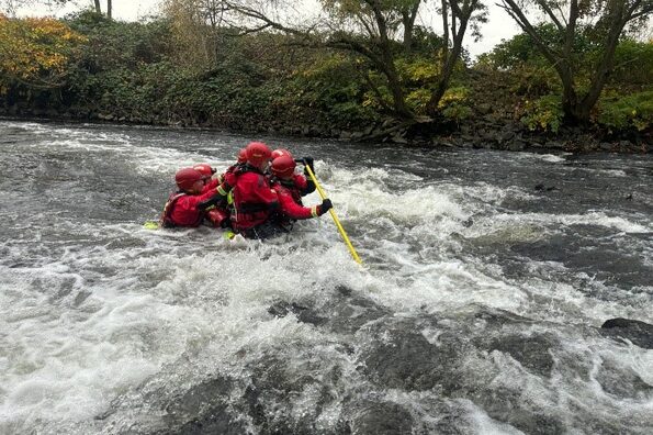 Strömungsretter der Feuerwehr im Fluss