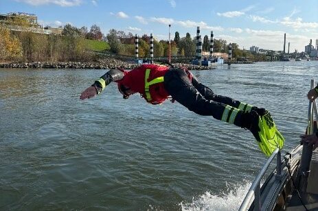 Strömungsretter bei Sprung in den Rhein
