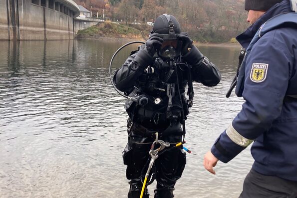 Taucher bei gemeinsamer Übung von Polizei und Feuerwehr