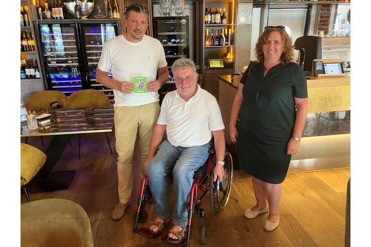 Siegel-Übergabe im Restaurant Gallodini