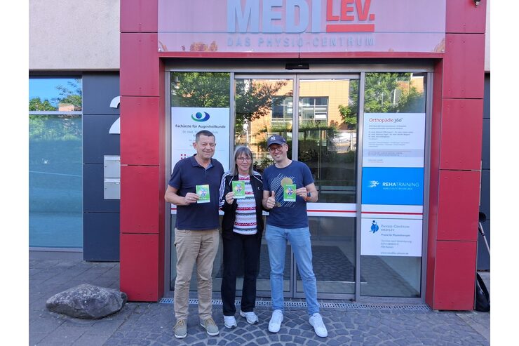 Drei Personen stehen vor MediLev
