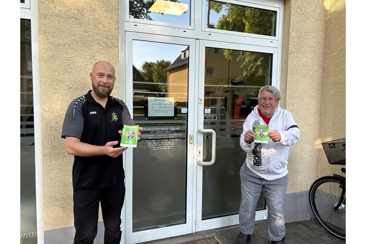 Zwei Personen stehen mit dem Gütesiegel Barrierefrei vor Physiotherapie Meyer