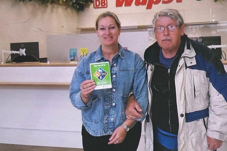 Zwei Personen mit dem Barrierefrei-Siegel im KundenCenter der wupsi in Wiesdorf
